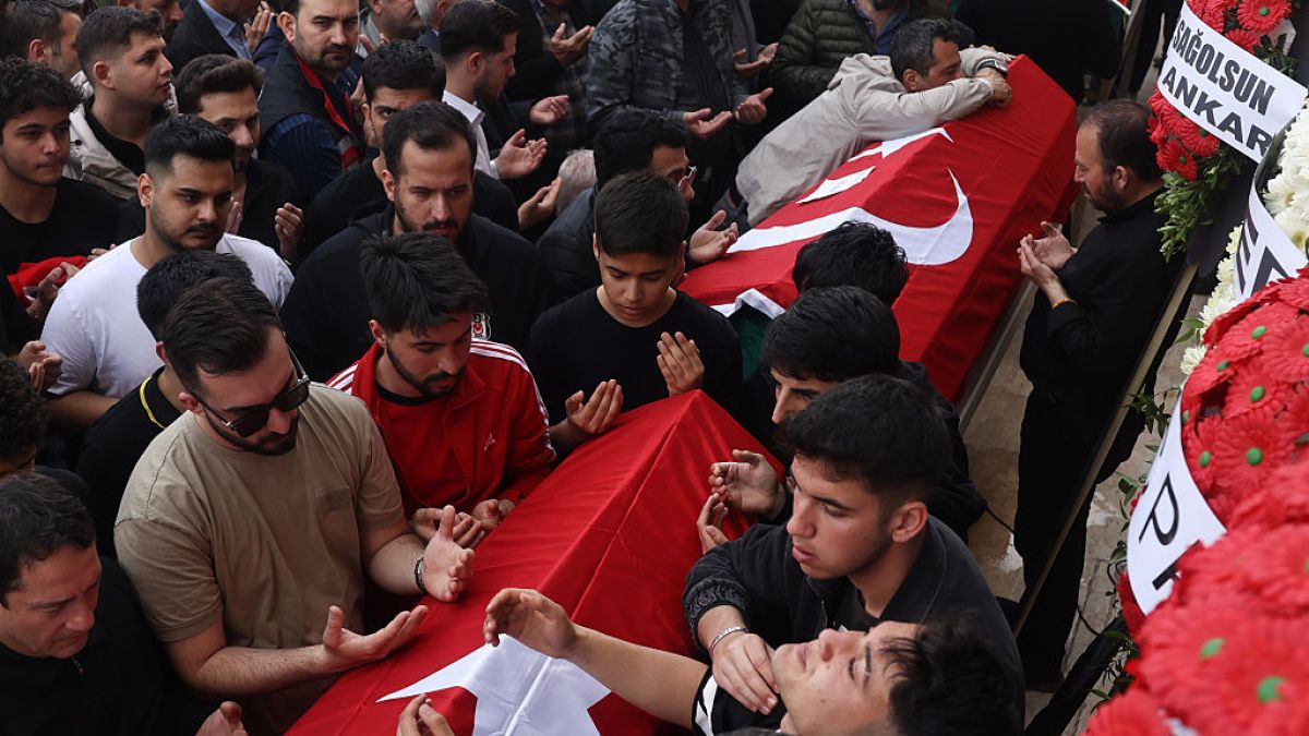 Żałobnicy uczestniczą w pogrzebie ofiar strzelaniny 