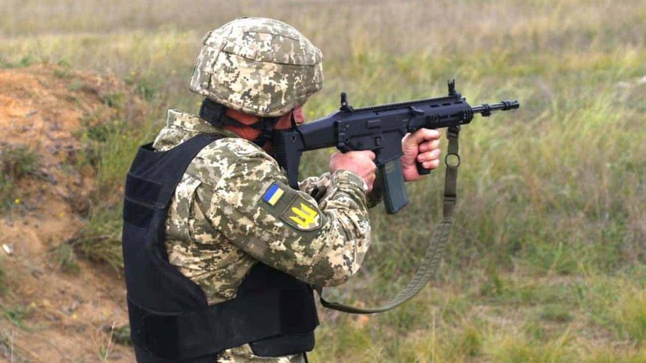 Ukraiński żołnierz z karabinkiem Grot