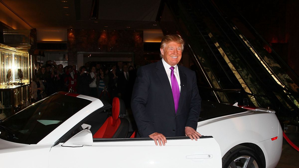 Donald Trump przy Chevrolecie Camaro
