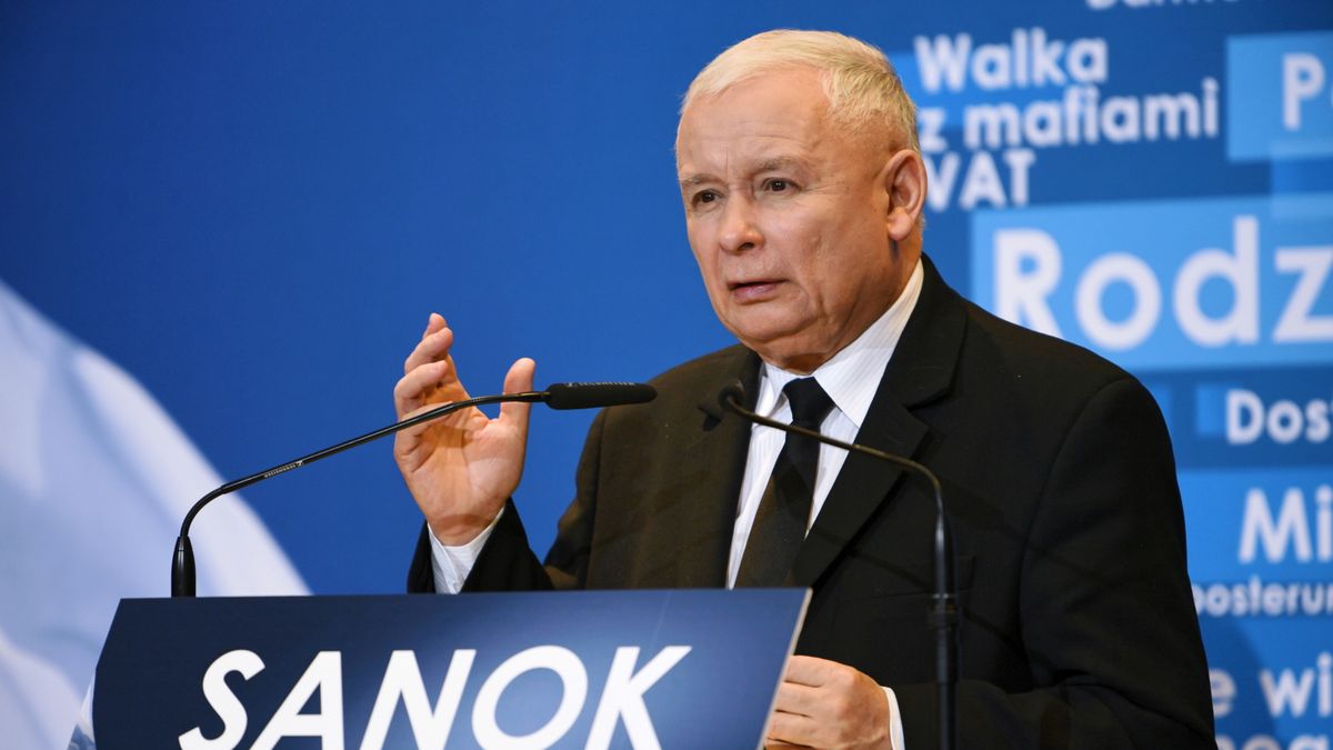 Prezes PiS Jarosław Kaczyński podczas spotkania wyborczego partii w Sanoku.