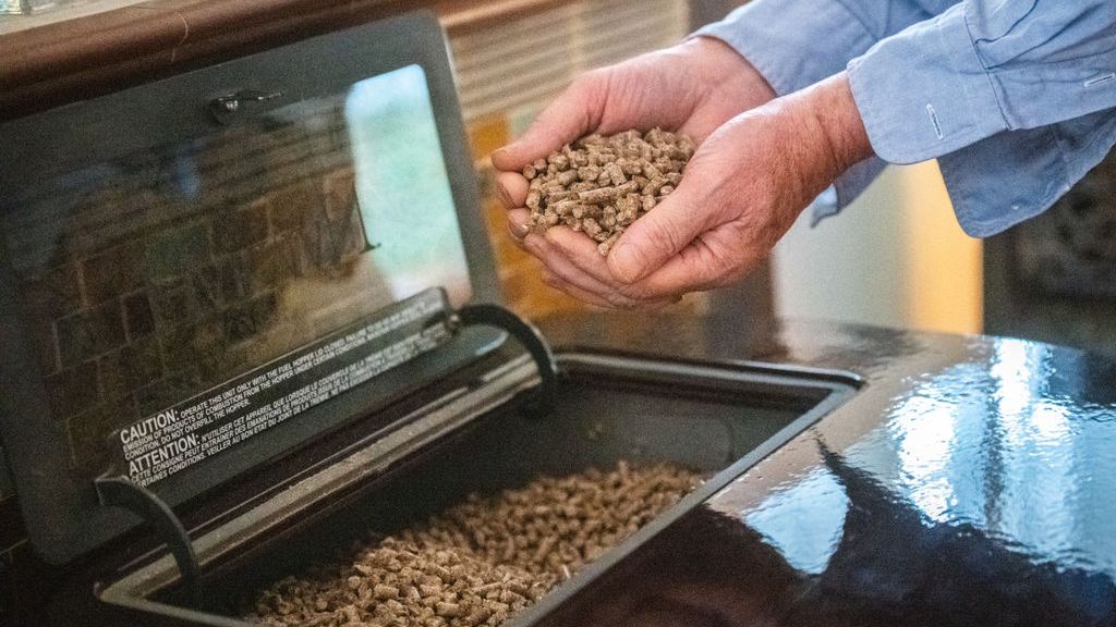 Nie ma pelletu, są zapisy. Polacy pożyczają worki, by ogrzać domy