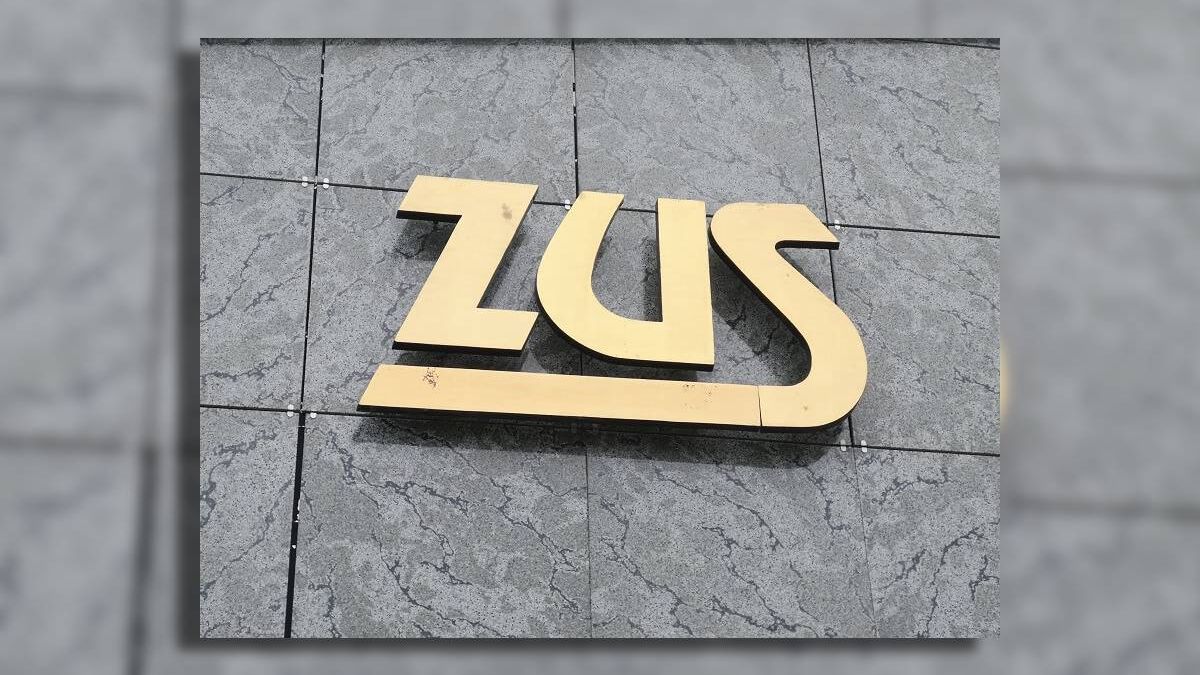 Napis ZUS na budynku