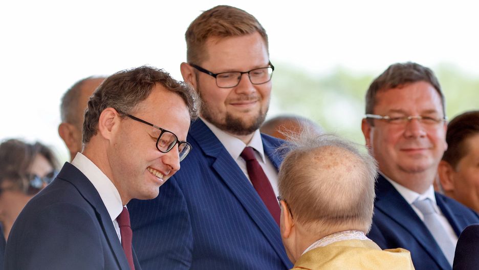 Częstochowa, 14.07.2024. Posłowie PiS Marcin Romanowski (L), Michał Woś (2L) i Michał Wójcik (P) oraz dyrektor Radia Maryja o. Tadeusz Rydzyk (2P-tyłem) podczas XXXIII Pielgrzymki Rodziny Radia Maryja na Jasnej Górze, 14 bm. (jm) PAP/Waldemar Deska