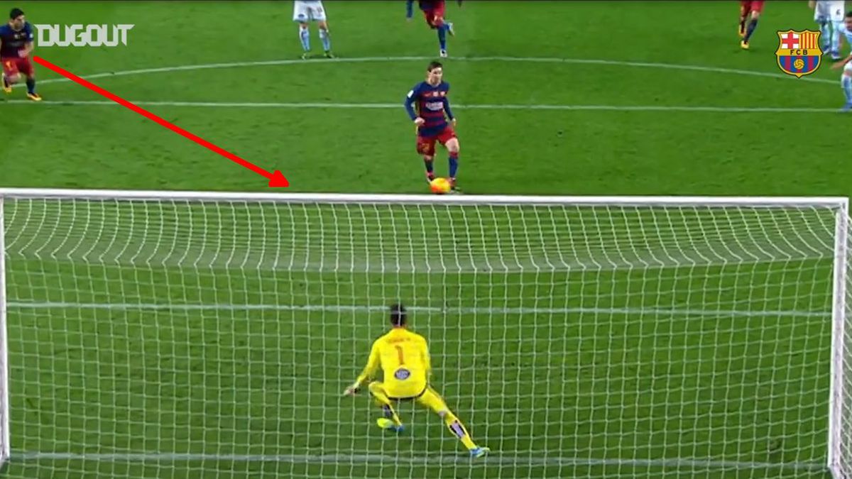 rzut karny w meczu Barcelona - Celta Vigo (14022016); Lionel Messi zagrywa do Luisa Suareza, który zdobędzie bramkę