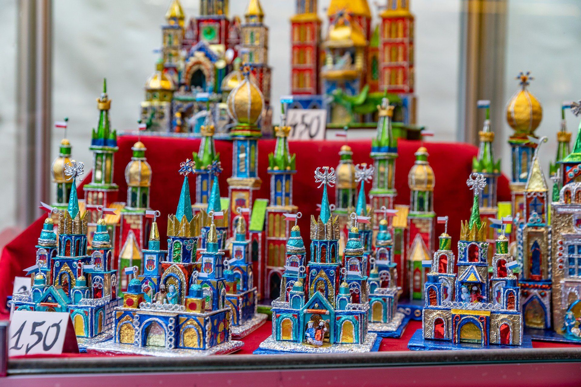 Magia świąt zawitała na Mały Rynek w Krakowie. Rozpoczął się wyjątkowy kiermasz