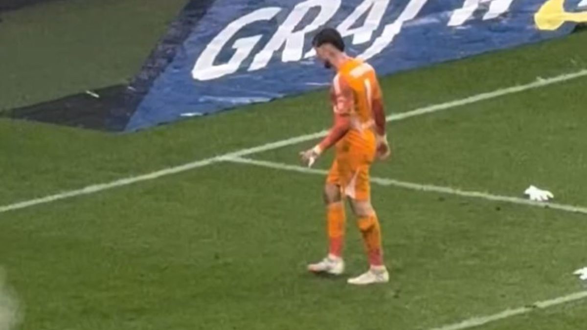 Twitter / Meczyki.pl / Na zdjęciu: Kacper Tobiasz (Legia) po meczu z Radomiakiem