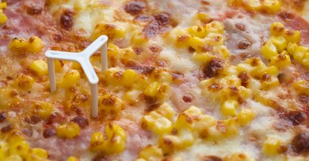 Do czego służy plastikowy gadżet na środku pizzy? Będziesz zdziwiony