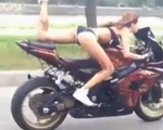 Stunt w bikini - kobiecy sposób na jazdę motocyklem