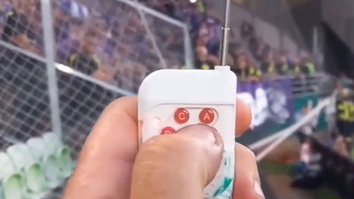 Kibic dokonuje zdalnego odpalenia świecy dymnej