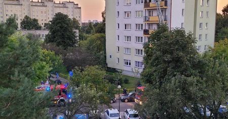 Brak kontaktu z kobietą zaniepokoił bliskich. Strażacy musieli wejść do mieszkania przez balkon