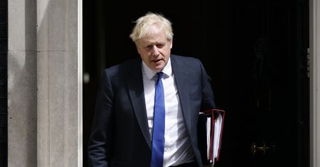 Johnson się waha? Przecieki z Downing Street