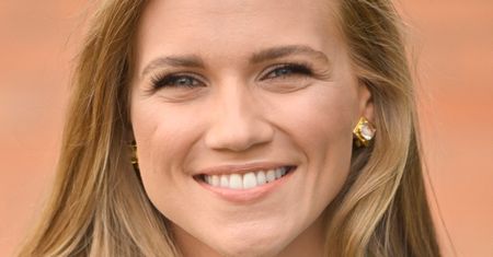 Chabrowa Agnieszka Kaczorowska ZACHWYCIŁA internautów weselną kreacją: "Kolor jakby stworzony dla Ciebie!" (ZDJĘCIA)