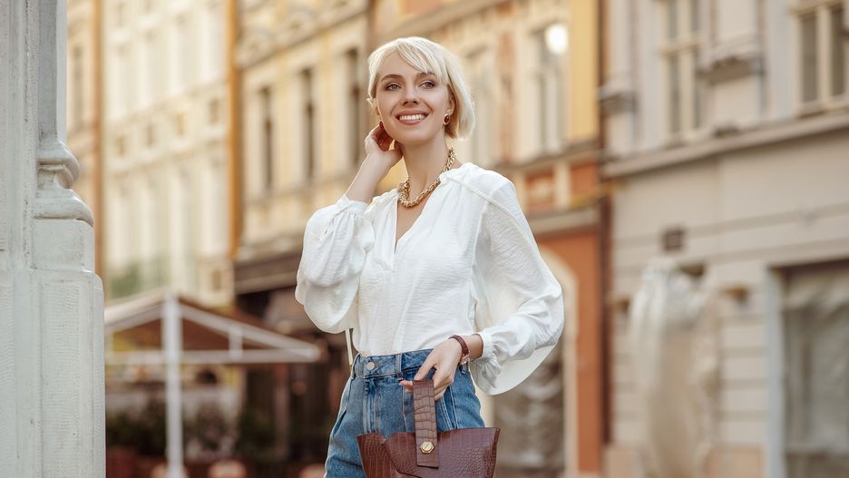 Biała koszula uratuje wiele stylizacji.