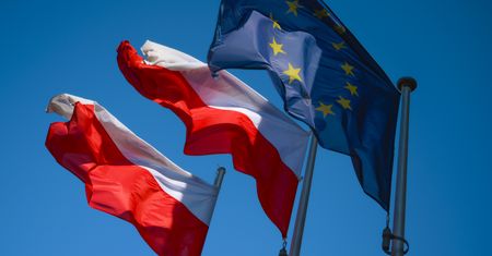 KE chce objąć Polskę specjalną procedurą. Eksperci o "najbardziej prawdopodobnym scenariuszu"