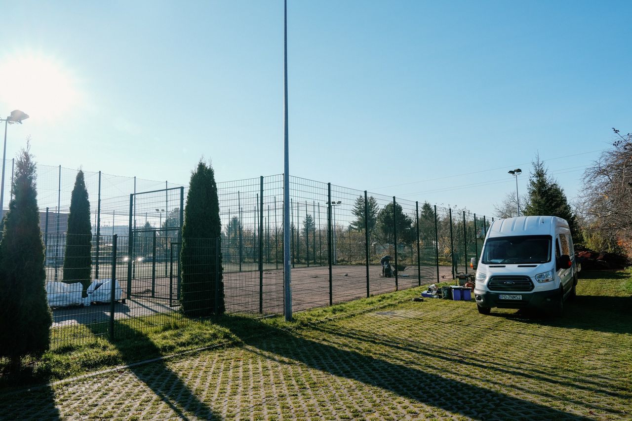 Modernizacja Orlika na Winiarach w finałowej fazie. Nowa nawierzchnia, budynek modułowy i siłownia terenowa jeszcze w tym roku