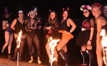 Malbork: Halloween w Nogacie. Morsy wykąpały się w "strasznym" klimacie