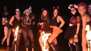 Malbork: Halloween w Nogacie. Morsy wykąpały się w "strasznym" klimacie