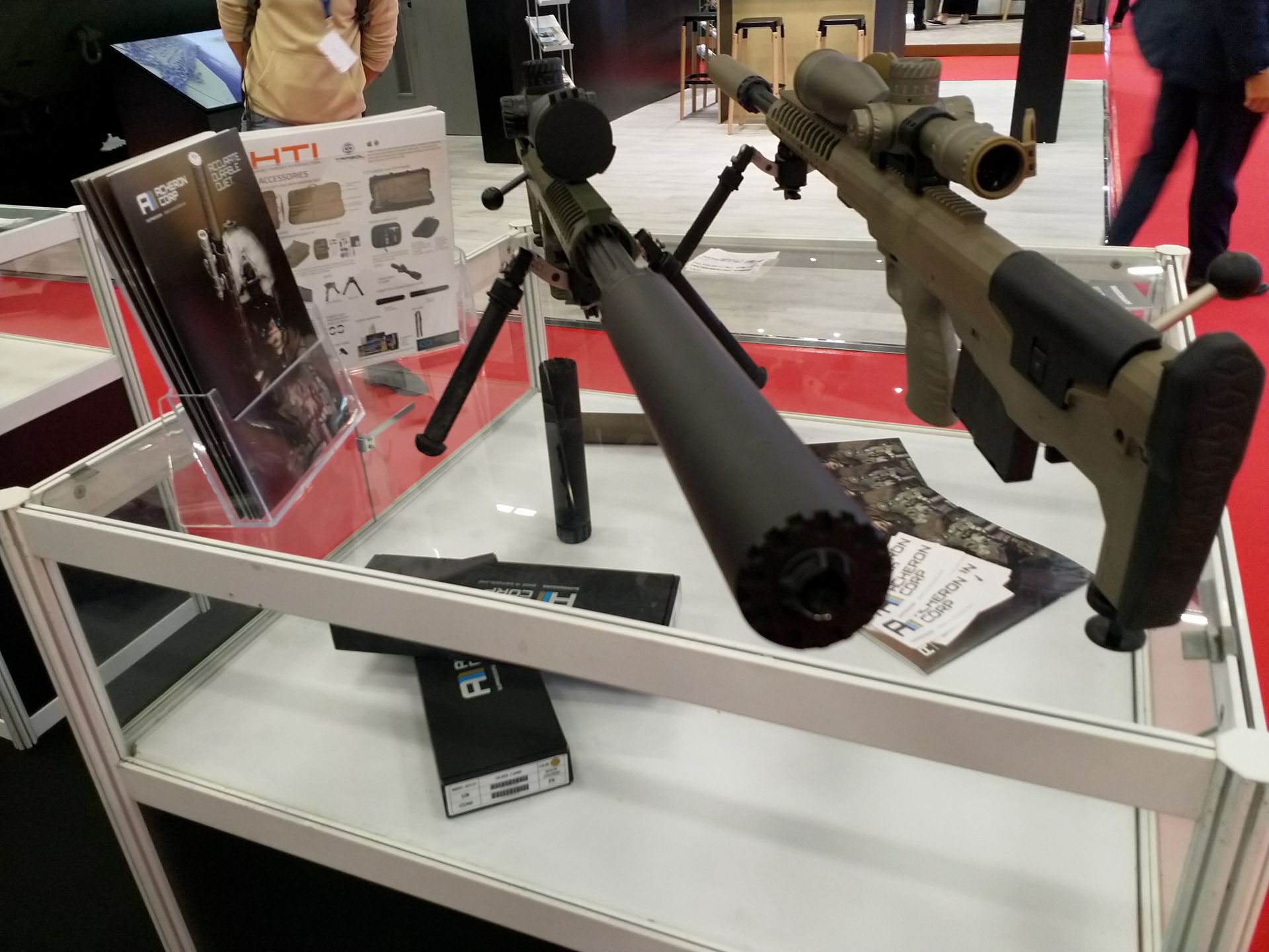 Karabiny Desert Tech SRS-A2 podczas targów MSPO 2022.