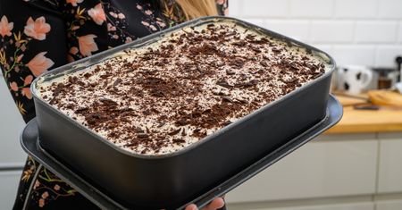 Ciasto bez pieczenia, które łączy w sobie sernik i szarlotkę. Niebo w gębie