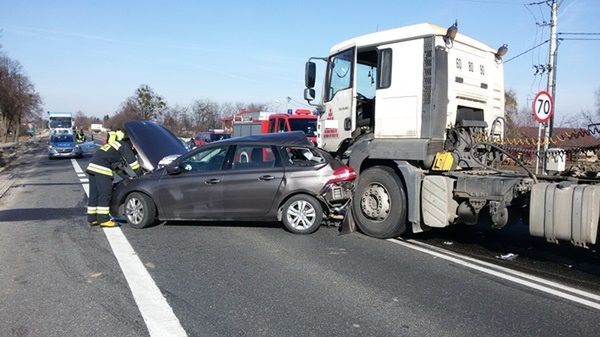Wypadek w Okalinie z udziałem ciągnika siodłowego