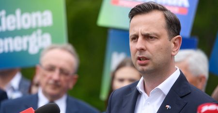 Wybory 2020. Mężczyzna w samej bieliźnie przerwał konferencję Kosiniaka-Kamysza