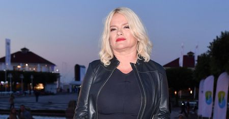 Katarzyna Figura pozuje nad morzem. Uwagę przykuwa jeden szczegół