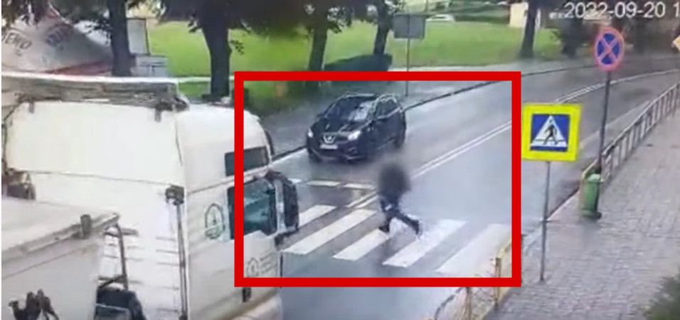 Prawie go zmiótł. Uciekł w ostatniej chwili przed TIR-em