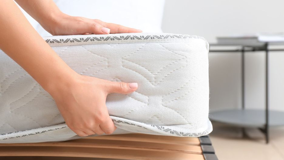 Materac można łatwo wyczyścić na sucho, używając zwykłej, kuchennej sody.