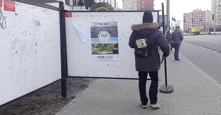 Niewidomy potyka się o tablicę reklamową. „Nie powinno jej tam być”