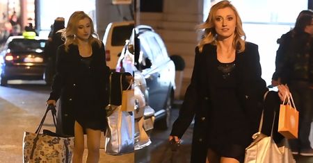 Justyna Żyła obładowana torbami wychodzi z konferencji Polsatu