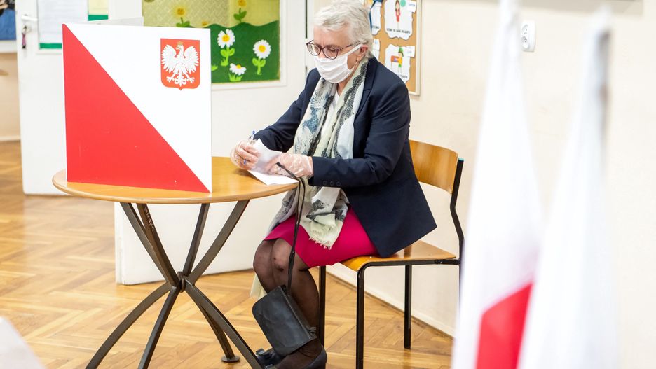 Aleksandrów Kujawski, 26.04.2020. Koronawirus w Polsce. Głosowanie w lokalu Obwodowej Komisji Wyborczej nr 8 w Przedszkolu im. Juliana Tuwima na ul. Wojska Polskiego w Aleksandrowie Kujawskim, 26 bm. Trwajš przedterminowe wybory burmistrza zarzšdzone w zwišzku ze śmierciš 17 br. dotychczasowego burmistrza Andrzeja Cieśli, który tę funkcję pełnił od 2006 r. O fotel burmistrza ubiega się sześcioro kandydatów, a głosowanie odbywa się w ośmiu lokalach wyborczych. Z uwagi na epidemię koronawirusa wybory w Aleksandrowie Kujawskim odbywajš się z zachowaniem szczególnych środków ostrożności. (aldg) PAP/Tytus Żmijewski