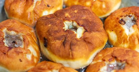 Zamiast lepić ruskie, smażę tatarskie pierożki z mięsem. Znikają z talerzy co do jednego