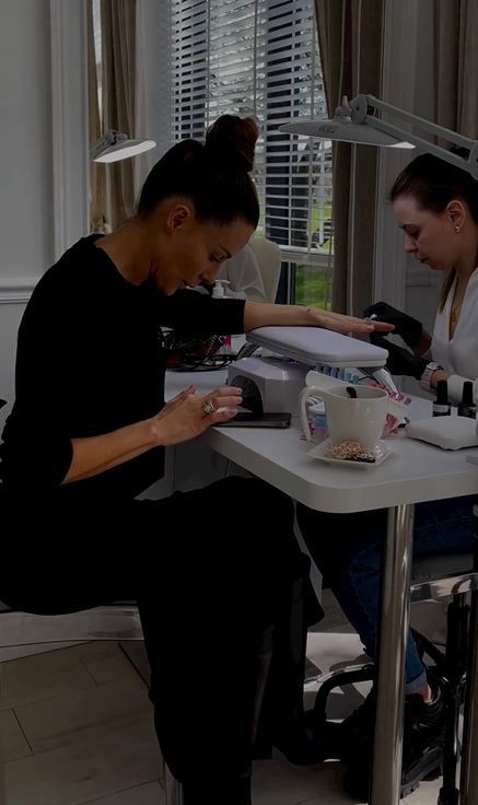 Małgorzata Rozenek siedzi w okularach na manicure