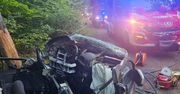 Wypadek w Sieczychach. 18-latek uderzył w drzewo, był zakleszczony w aucie