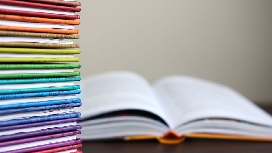 edukacja, stos, wiedza, papier, biblioteka, literatura, czytanie, informacja, kolor, nauka, biznes, badanie, czasopisma, magazyn, kolorowy, obiekt, grupa, strona, odkrywanie, twarda, student, kolekcja, pasja, czas wolny, towarzyski, czerwony, zielony, niebieski, fioletowy, aqua, różowy, biuro, wiersz, inspiracja, sztuka, sterta, zestaw, kolumna