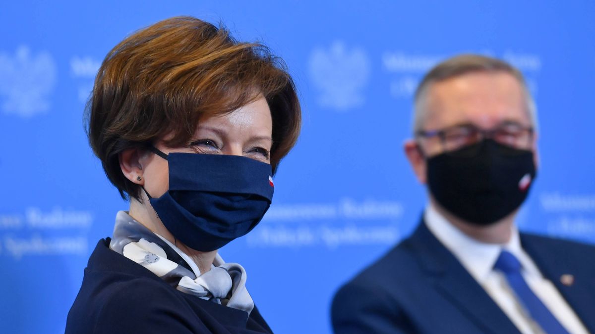 Ministerstwo Rodziny i Polityki Społecznej zaproponuje sporą zmianę dot. umów? Na zdjęciu minister Marlena Maląg (po lewej) i wiceminister Stanisław Szwed.