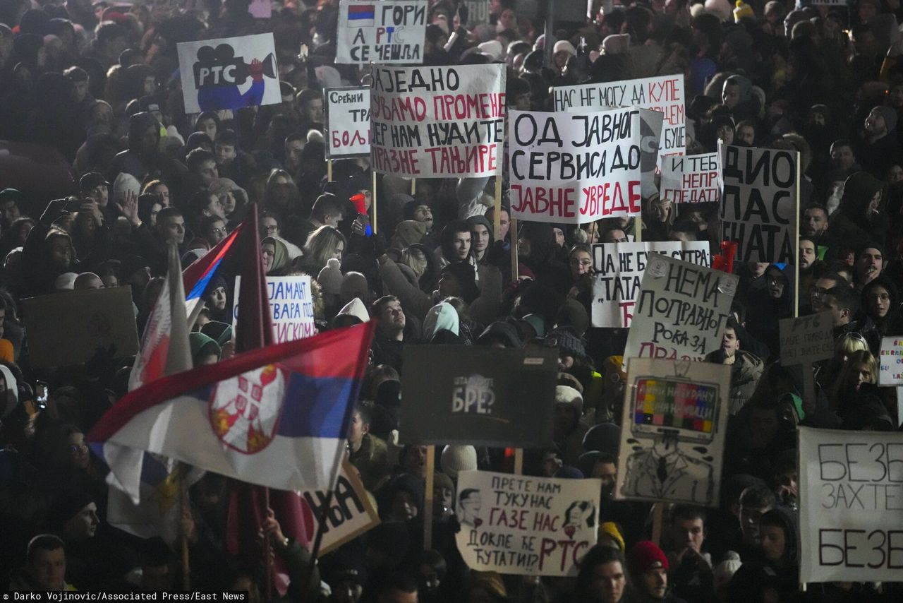 Wielki protest przed siedzibą telewizji w Serbii. "Koniec reżimu jest bliski"