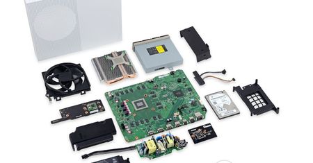 Konsola Xbox One S rozłożona na części