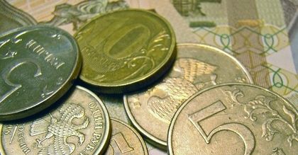 Rosyjska waluta wciąż na równi pochyłej