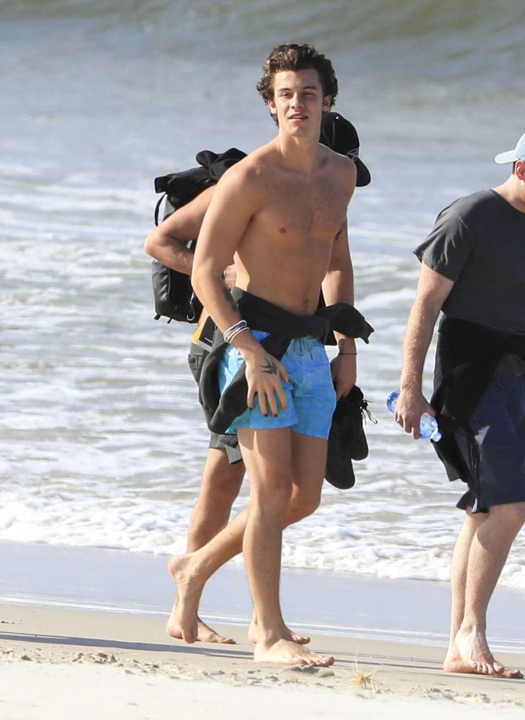 Shawn Mendes z pomalowanymi paznokciami na plaży w Australii
