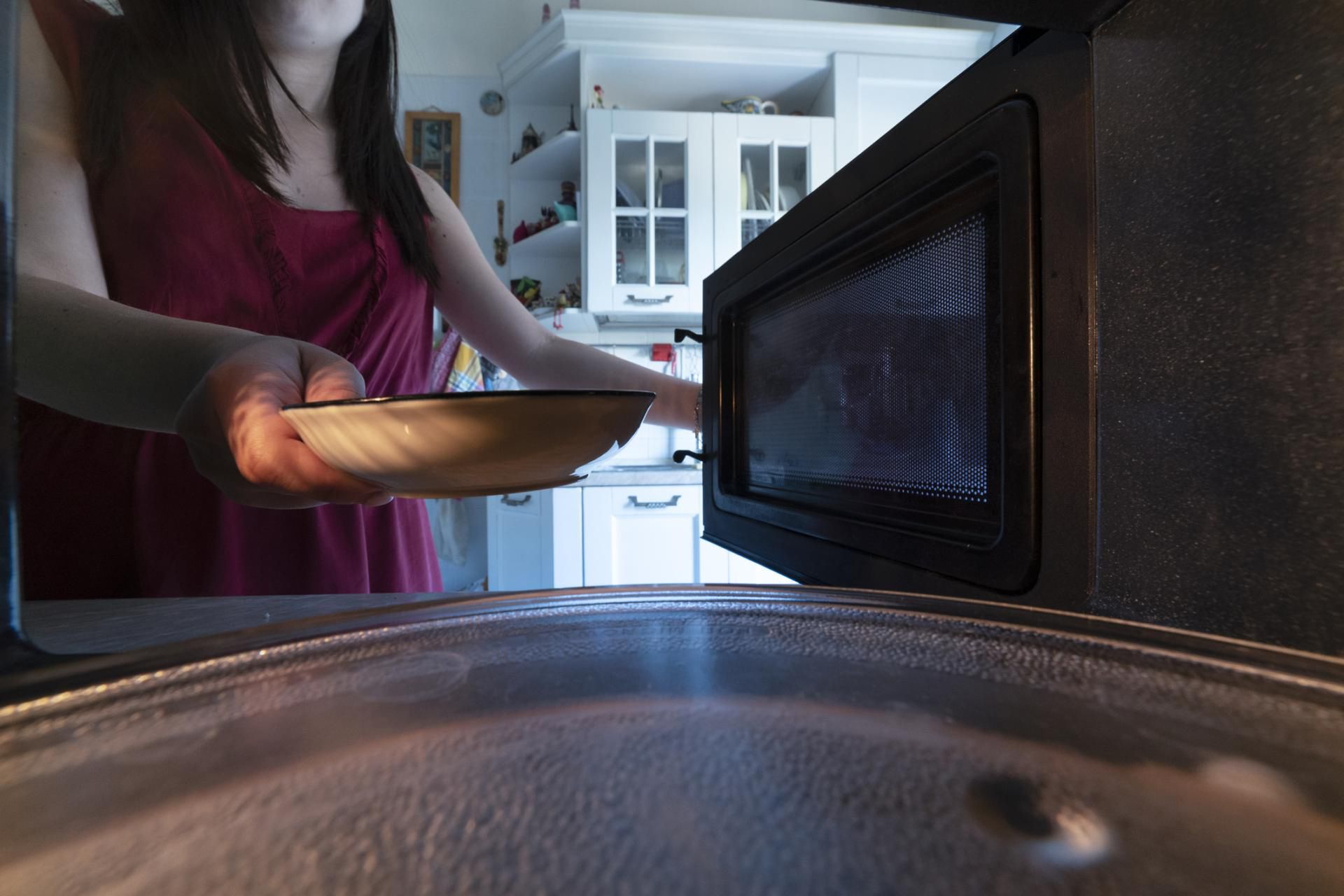 Jedzenie podgrzewa się w mikrofali nierównomiernie