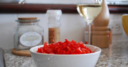 Gotowana mrożona krojona słodka czerwona papryka z dodatkiem soli, odsączona