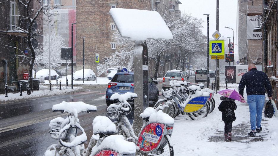 Powr�t zimyPHOTO: ZOFIA I MAREK BAZAK / EAST NEWS 02.04.2022. Warszawa ulica Szwedzka N/z Zima wrocila  na warszawskie uliceZOFIA BAZAK