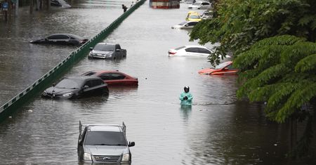 Powódź w Bangkoku. Woda zalała ulice stolicy Tajlandii