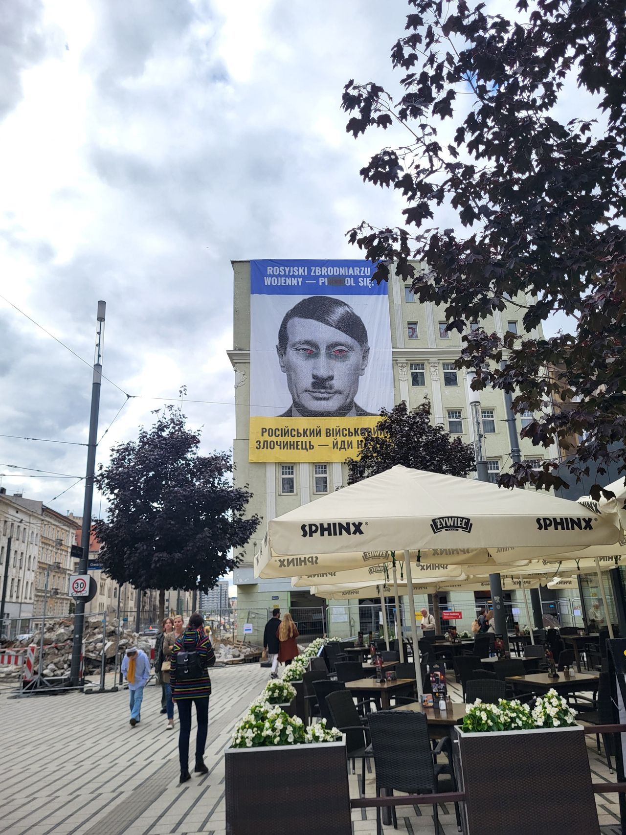 Poznaniacy przyglądają się grafice z wizerunkiem Władimira Putina