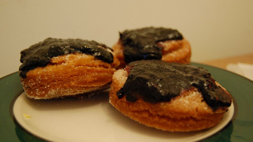 Pączki z czekoladą w posypce z cukru pudru lub z lukrem