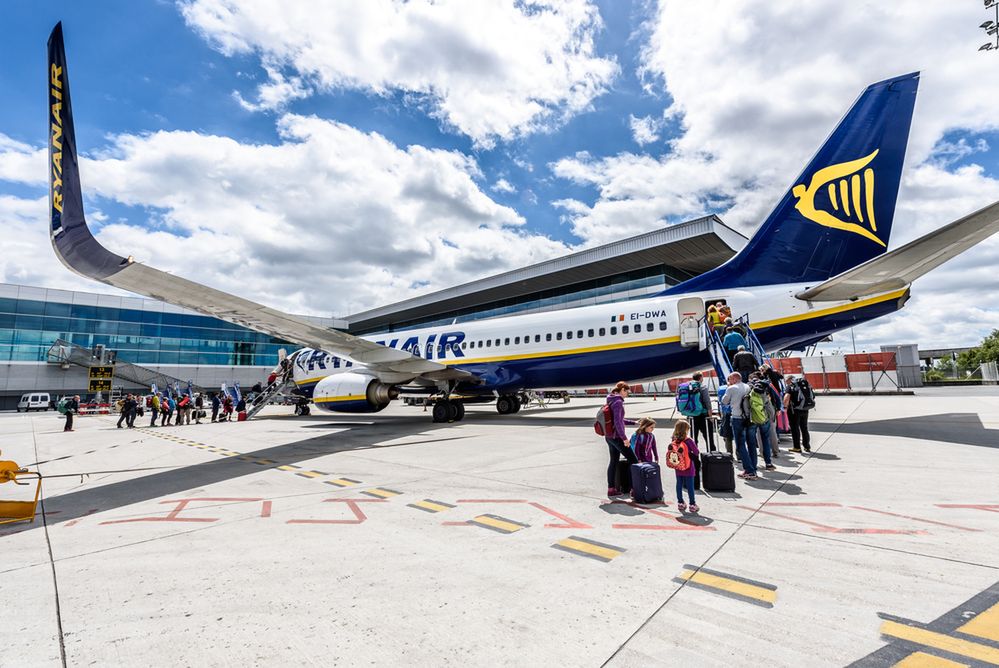 Ryanair zatrudni w Polsce 200 stewardes i stewardów. Znamy zarobki