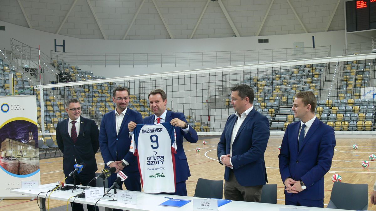 Zdjęcie okładkowe artykułu: WP SportoweFakty / Wiktor Gumiński / Na zdjęciu: Prezes ZAKSY Sebastian Świderski (drugi od lewej) i prezydent Opola Arkadiusz Wiśniewski (z koszulką)
