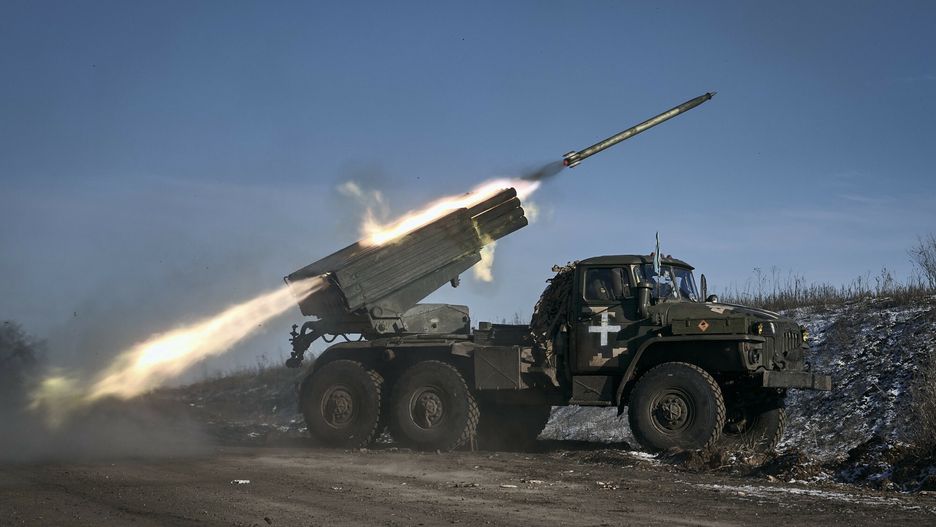 Ci??kie walki o miasto So?edar we wschodniej Ukrainie
Ukrainian army Grad multiple rocket launcher fires rockets at Russian positions in the frontline near Soledar, Donetsk region, Ukraine, Wednesday, Jan. 11, 2023. (AP Photo/Libkos)
LIBKOS