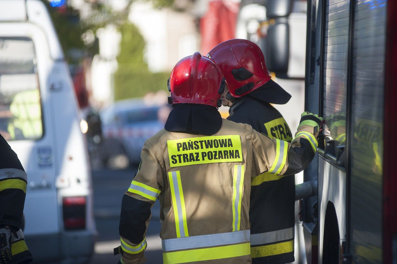 Łódzkie: ogromny pożar na złomowisku. Strażacy walczą z żywiołem